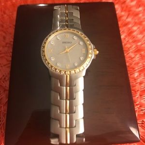 Seiko Watch w/Crystals all around watch Lovely❤️